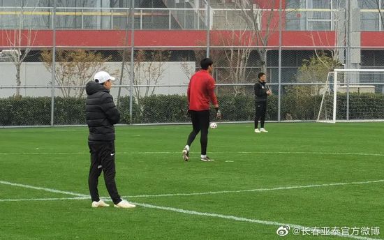 从《拆弹专家2》中释出的几款预告中，依然能感受到爆炸身临其境的冲击